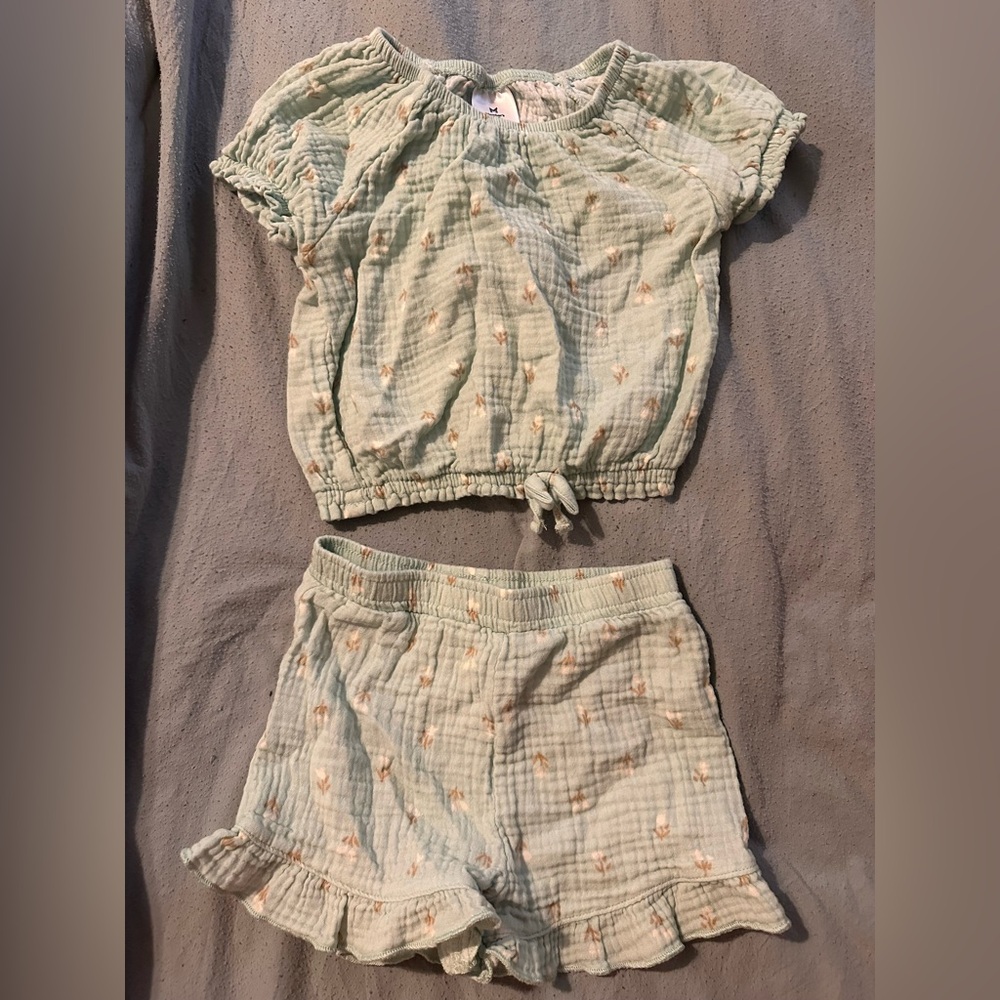 3T girls matching shirt/shorts set